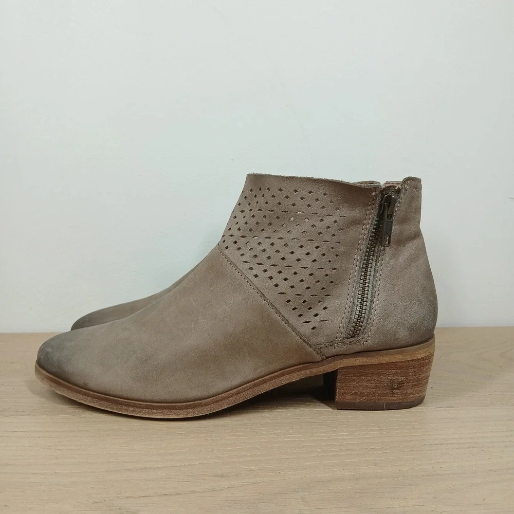 Hinge Ankle Boots Womens 7.5 Taupe Leather Perforated Zip Western Boho